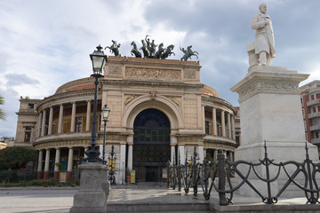 シチリアのポリテアーマ劇場とルッジェーロセッティモの石像