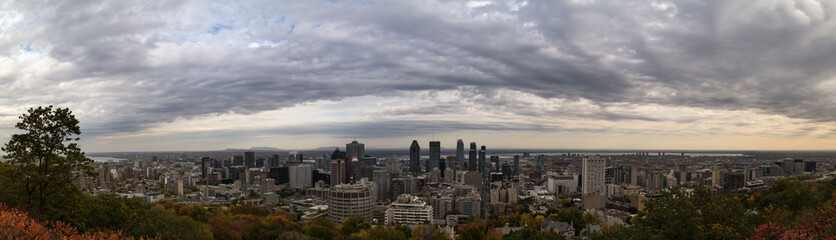 Fototapeta na wymiar Skyline of Montréal from Mount Royal Chalet Panorama Canada 
