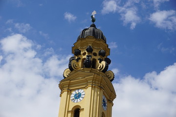 Turm der Theatinerkirche vor bayrischem Himmel, München, Germany