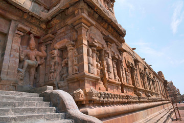 Obraz premium Dwarapala and deities in niches, southern entrance, Brihadisvara Temple, Tanjore, Tamil Nadu