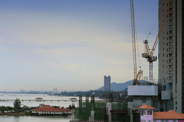 Obraz premium Tall buildings are being built by the sea.