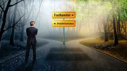 Geschäftsmann steht an Straßenkreuzung von Freihandel und Protektionismus