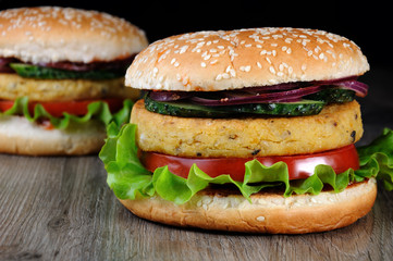 A simple and tasty dish of chickpeas or Nut Burger.