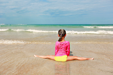 девочка в желтых трусах на шпагате, смотрящая на море,girl sitting with her back and dreaming,gymnastics girl