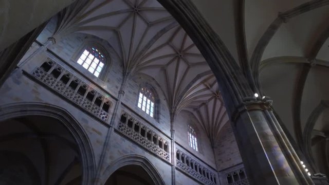Interno della chiesa di St. Anton. Bilbao, Spagna. Altare e navata centrale. Crocifisso appeso illuminato da un raggio di luce.