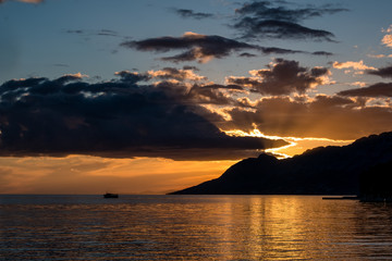 Sonnenuntergang im kroatischen Dorf Brela an der Adria