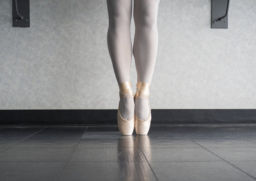 Ballet dancer En pointe in her dance shoes