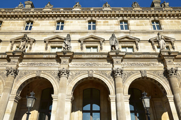 Statues des grands hommes palais du Louvre à Paris, France