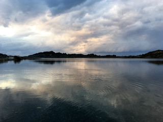 Atardecer tormentoso en la costa