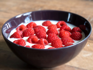 Himbeeren mit Naturjoghurt