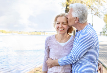 Obraz premium Mature couple resting in park on spring day