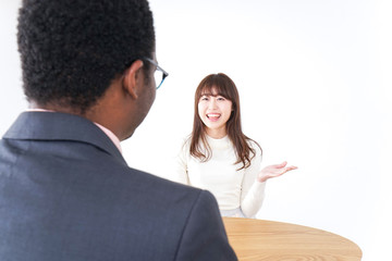 ホテルフロントでのビジネスパーソン