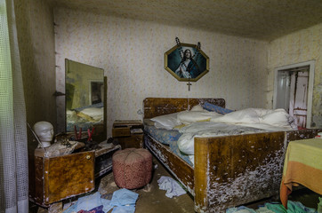schlafzimmer mit bild und spiegel