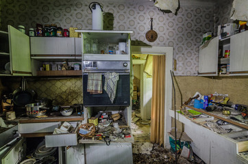 alte kueche und viele dinge