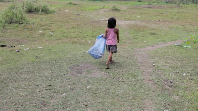 girl pickup trash in the philippines