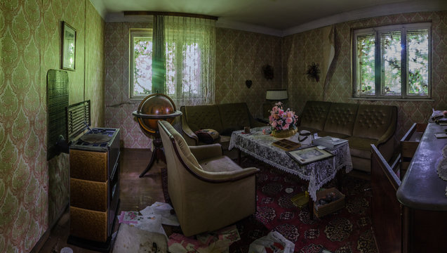 verlassenes eingerichtetes wohnzimmer panorama