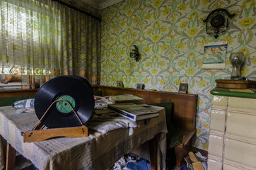 schallplatten auf einem tisch in einem zimmer