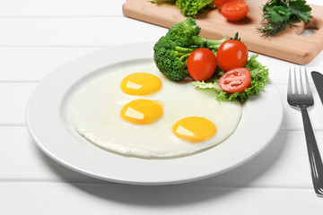 fried eggs with fresh vegetables