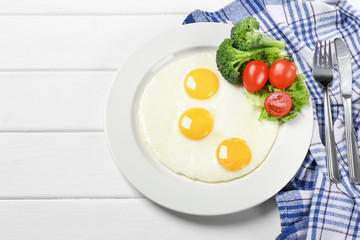 fried eggs with fresh vegetables