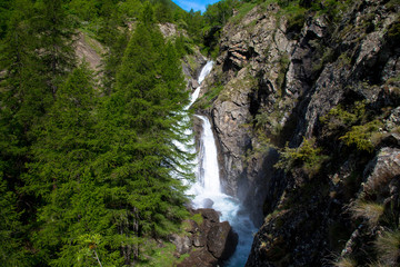 Obraz na płótnie Canvas Wasserfall und Fluss von Dormillouse im Nationalpark Ecrins in den französischen Alpen