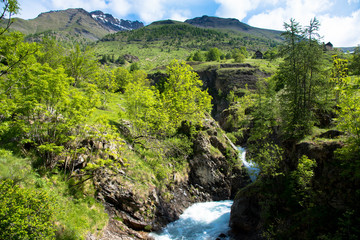 Fototapeta na wymiar Wasserfall und Fluss von Dormillouse im Nationalpark Ecrins in den französischen Alpen