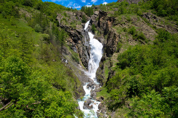 Wasserfall und Fluss von Dormillouse im Nationalpark Ecrins in den französischen Alpen © Tanja Voigt 