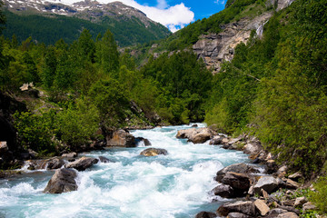 Naklejka na ściany i meble Wasserfall und Fluss von Dormillouse im Nationalpark Ecrins in den französischen Alpen