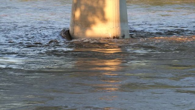 опоры моста на реке
