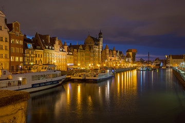 Fototapeta na wymiar Gdansk, Hafenansicht zur blauen Stunde