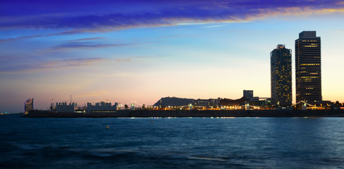 Obraz premium Panoramic view of Barceloneta beach in night