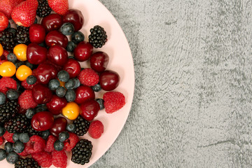 микс из свежих ягод на тарелке, витамины, правильное питание