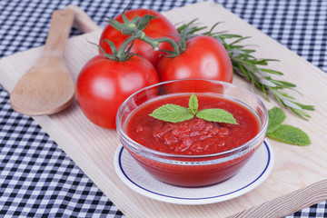 A bowl of mashed tomato with tomatoes