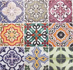 Deurstickers Marokkaanse tegels Detail van de traditionele tegels van de gevel van het oude huis. Decoratieve tegels. Valenciaanse traditionele tegels. Bloemen sieraad.