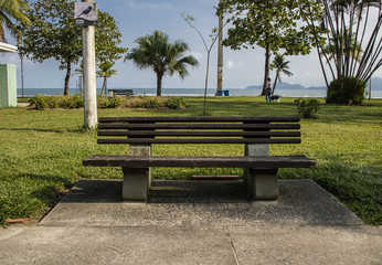 Bancos na beira mar em Santos