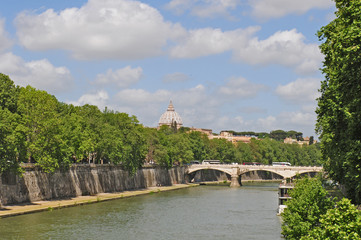 Roma, la cupola di San Pietro dal Tevere