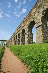 Fototapeta na wymiar Roma, le rovine nel parco degli Acquedotti