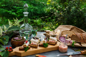 Lard bread with onion rings, horse radish and chili