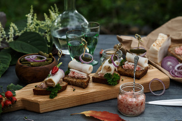 Lard bread with onion rings, horse radish and chili