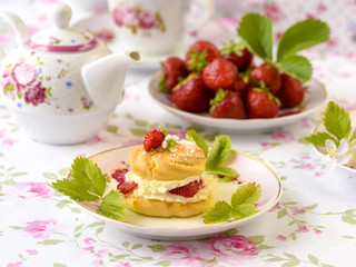 Cream puffs with berries