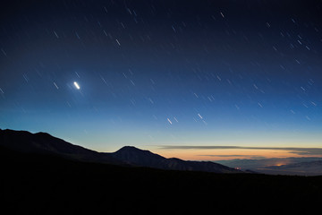 Fototapeta premium zachód słońca szlak w górach