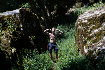 Obraz premium Bodybuilder im Wald