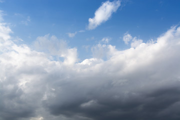 Obraz premium Beautiful clouds with blue sky background.