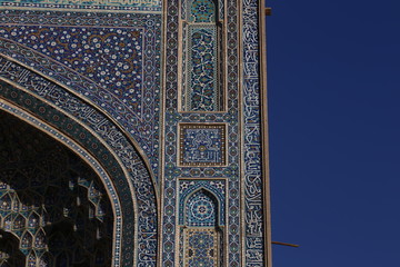 Kalligraphie und Ornamente an der Freitagsmoschee in Yasd