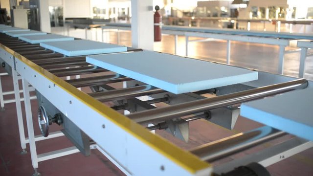  Plant conveyor manufacturing polyurethane foam insulation panel