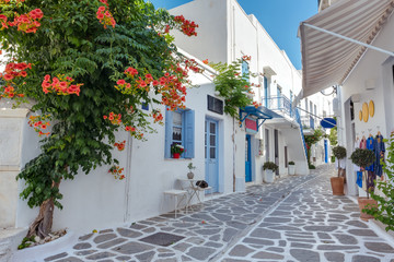 Uitzicht op een typisch smal straatje in het oude centrum van Parikia, het eiland Paros, Cycladen, Griekenland