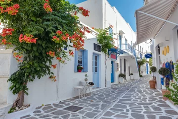 Store enrouleur occultant Santorin Vue d& 39 une rue étroite typique de la vieille ville de Parikia, île de Paros, Cyclades, Grèce