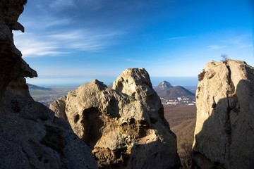 Горный пейзаж. Вершины в белых облаках, Красивый вид на живописное ущелье, панорама с высокими горами. Природа Северного Кавказа, отдых в горах