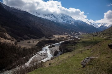 Горный пейзаж. Красивый вид на живописное ущелье, панорама с высокими горами. Природа Северного Кавказа, отдых в горах