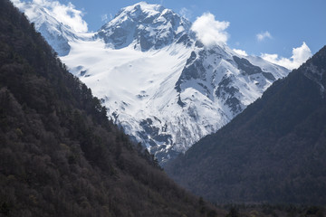 Горный пейзаж. Красивый вид на живописное ущелье, панорама с высокими горами. Природа Северного Кавказа, отдых в горах