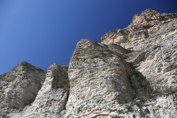 Горный пейзаж. Красивый вид на живописное ущелье, панорама с высокими горами. Природа Северного Кавказа, отдых в горах